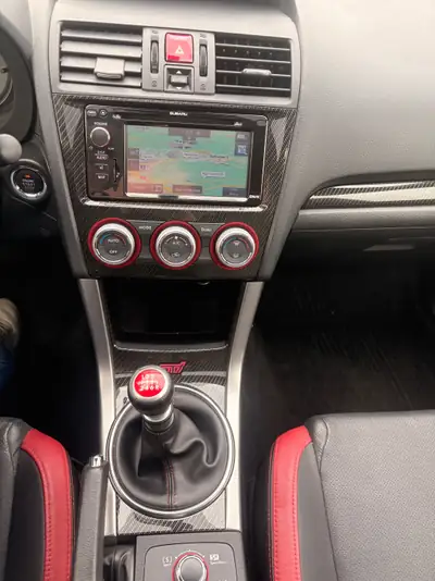 Subaru WRX STI Luxury S — Berline sportive 4WD turbo, navigation et cuir intégral — dashboard