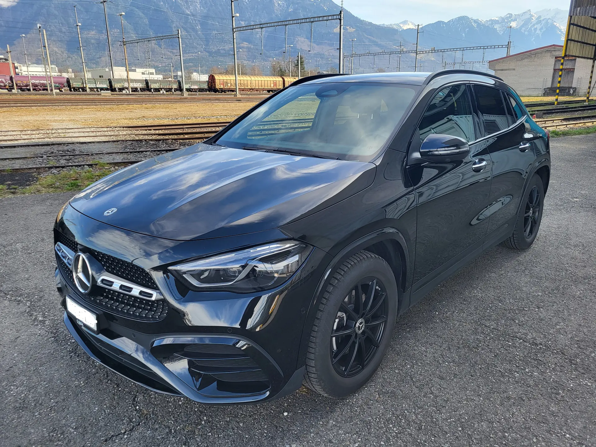 Mercedes-Benz GLA 200 Night Star — SUV compact hybride léger, 22'500 km seulement