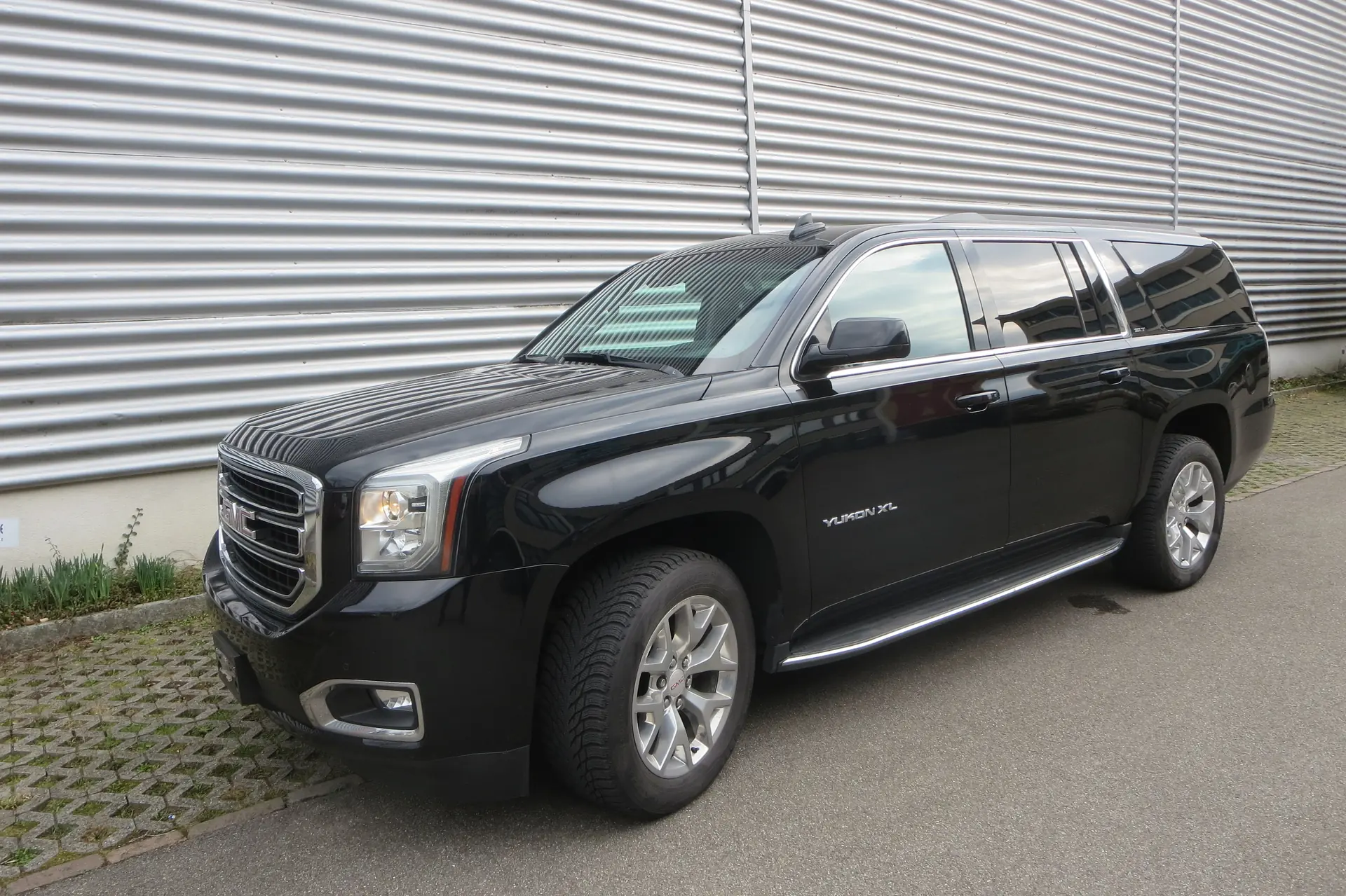 GMC Yukon SLT 5.3 V8 XL — Spacieux SUV 8 places, robuste et fiable — vue extérieure