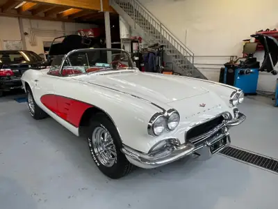 Chevrolet Corvette C1 1961 — Légende américaine cabriolet, 300 ch, kilométrage préservé — fianco