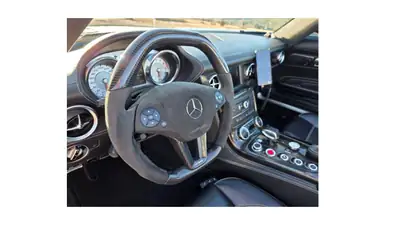 Mercedes-Benz SLS 63 AMG Speedshift — Roadster légendaire, full carbone AMG, 571 ch — Heckansicht