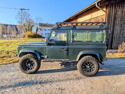 Land Rover Defender 90 CSW — Légende tout-terrain diesel, grand service effectué — côté