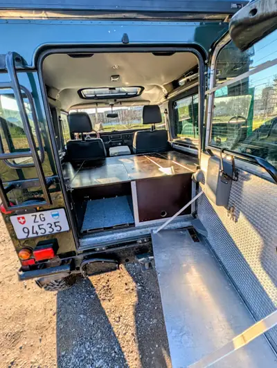 Land Rover Defender 90 CSW — Légende tout-terrain diesel, grand service effectué — intérieur