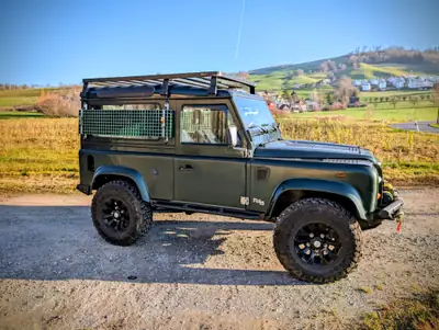Land Rover Defender 90 CSW — Légende tout-terrain diesel, grand service effectué — détail