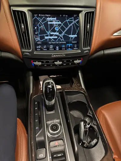 Maserati Levante 3.0 V6 Diesel Q4 — SUV premium sans accident, entretien impeccable — rear view
