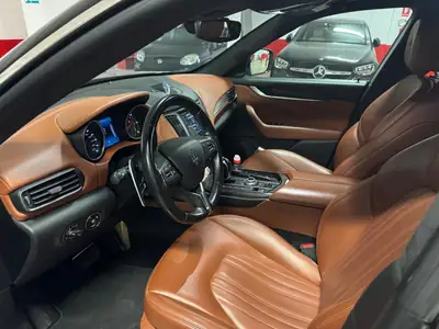 Maserati Levante 3.0 V6 Diesel Q4 — SUV premium sans accident, entretien impeccable — side view
