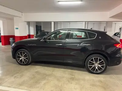 Maserati Levante 3.0 V6 Diesel Q4 — SUV premium sans accident, entretien impeccable — Thumbnail 9