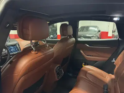 Maserati Levante 3.0 V6 Diesel Q4 — SUV premium sans accident, entretien impeccable — Thumbnail 16
