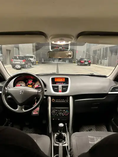 Peugeot 207 1.4 16V Swiss Edition — Citadine fiable, sans accident, 85'000 km — tableau de bord