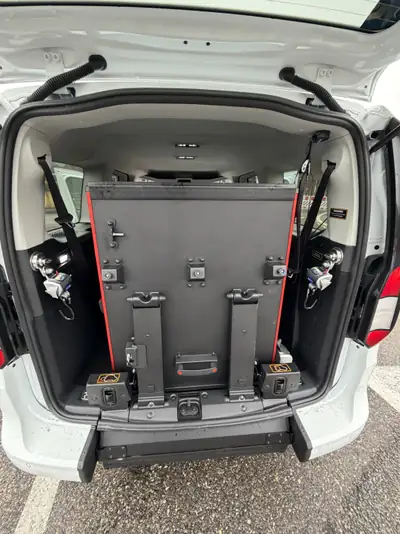 Ford Tourneo Connect 2.0 EcoBlue Titanium — Minivan accessible avec rampe handicapée — Miniatur 9