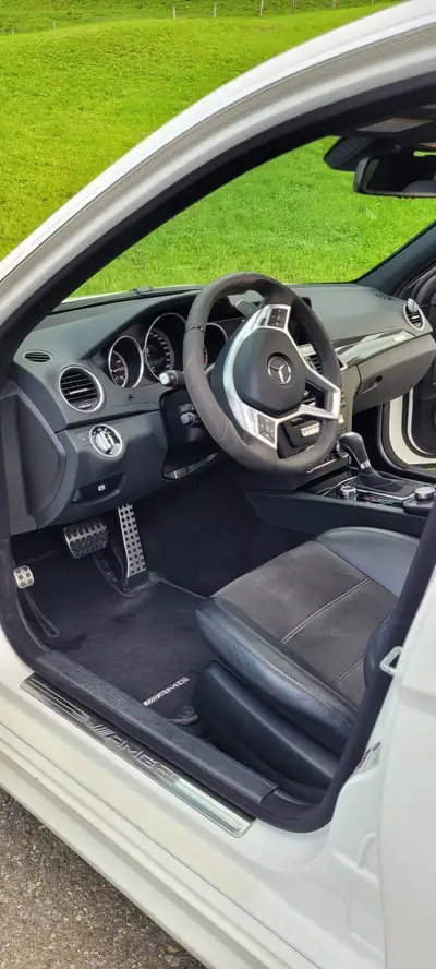 Mercedes-Benz C 63 AMG 507 Edition — Performance brute, 507 ch et prestige allemand — Armaturenbrett