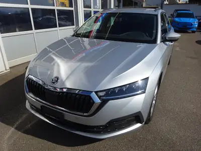 Skoda Octavia Combi 2.0 TDI DSG 4x4 — Monospace robuste, 147'000 km, transmission automatique — exterior view