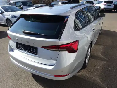 Skoda Octavia Combi 2.0 TDI DSG 4x4 — Monospace robuste, 147'000 km, transmission automatique — rear view