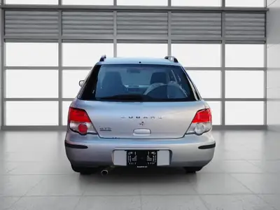 Subaru Impreza 1.6 Cool — Berline polyvalente avec transmission automatique et 4x4 intégral — interior