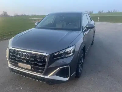 Audi Q2 35 TFSI S line — Compact premium affûté, équipements haut de gamme — fianco