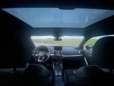 Audi Q2 35 TFSI S line — Compact premium affûté, équipements haut de gamme — Miniatura 10