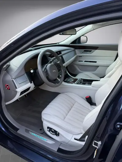 Jaguar XF 30d Portfolio — Diesel performant, sans accident, équipement premium — Thumbnail 9