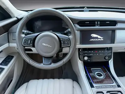 Jaguar XF 30d Portfolio — Diesel performant, sans accident, équipement premium — Thumbnail 7