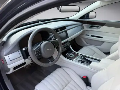 Jaguar XF 30d Portfolio — Diesel performant, sans accident, équipement premium — Thumbnail 8