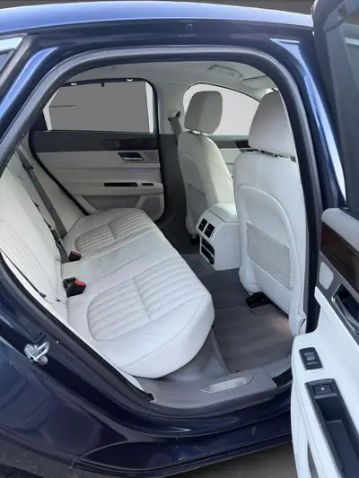 Jaguar XF 30d Portfolio — Diesel performant, sans accident, équipement premium — Thumbnail 11