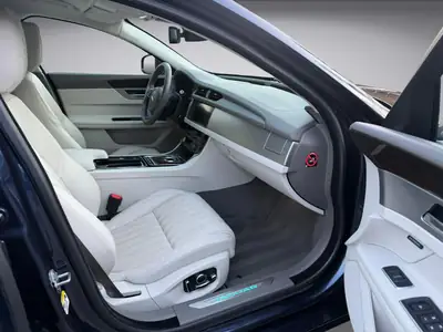 Jaguar XF 30d Portfolio — Diesel performant, sans accident, équipement premium — Thumbnail 12