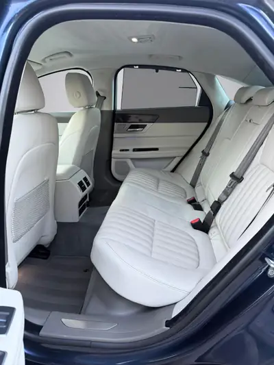 Jaguar XF 30d Portfolio — Diesel performant, sans accident, équipement premium — Thumbnail 10