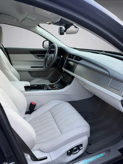Jaguar XF 30d Portfolio — Diesel performant, sans accident, équipement premium — Thumbnail 13