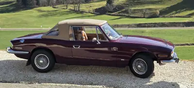 Triumph Stag 1972 — Roadster britannique mythique, cabriolet rouge d'exception — fianco