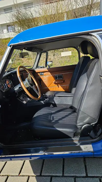 MG MGB 1976 — Cabriolet britannique légendaire, 45'000 km seulement — Miniature 8