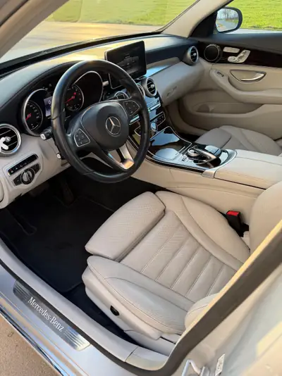 Mercedes-Benz C 400 4Matic — Berline sportive 333 ch, transmission automatique, réputée fiable — Armaturenbrett