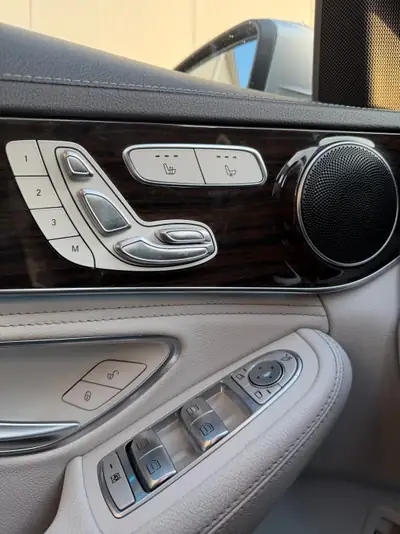 Mercedes-Benz C 400 4Matic — Berline sportive 333 ch, transmission automatique, réputée fiable — Miniatur 7