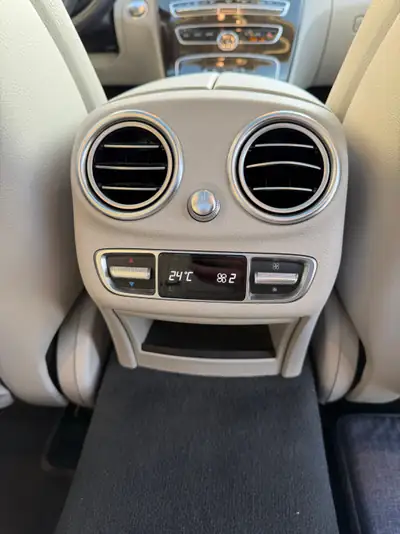 Mercedes-Benz C 400 4Matic — Berline sportive 333 ch, transmission automatique, réputée fiable — Miniatur 10