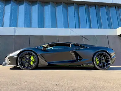 Lamborghini Revuelto 2025 — Hypercar hybride Ad Personam, carbone intégral et très faible kilométrage — Seitenansicht