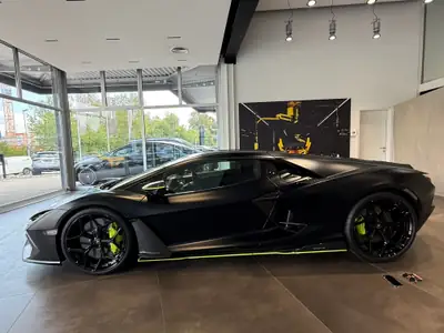Lamborghini Revuelto 2025 — Hypercar hybride Ad Personam, carbone intégral et très faible kilométrage — Innenraum