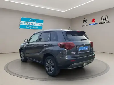 Suzuki Vitara 1.4 T Sakura Hybrid 4x4 — SUV compact hybride, consommation optimisée — tableau de bord