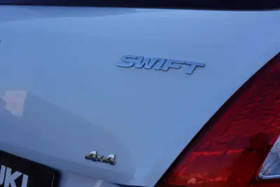 Suzuki Swift 1.2i 16V GL 4x4 — Citadine robuste et économique, 4x4 véritable — Miniature 8