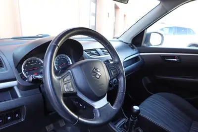 Suzuki Swift 1.2i 16V GL 4x4 — Citadine robuste et économique, 4x4 véritable — Miniature 11