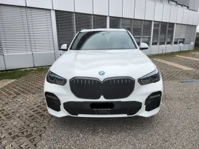 BMW X5 45e 3.0 394 cv — Hybride rechargeable premium, 37 600 km seulement — côté