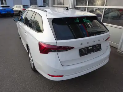 Skoda Octavia Combi 2.0 TDI DSG 4x4 — Polyvalence tout-terrain, 154 000 km — side view