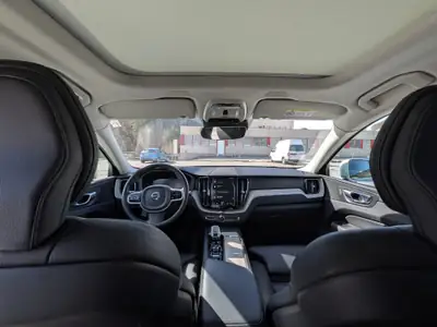Volvo XC60 B4 Diesel Mild Hybrid AWD — SUV premium robuste, entretien récent — cruscotto