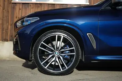 BMW X5 xDrive M50i — SUV premium 530 ch, transmission Steptronic, faible consommation — rear view