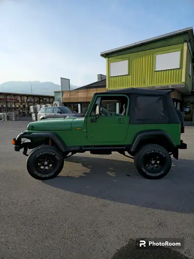 Jeep Wrangler 4.0 Laredo 1994 — Légende 4x4 typée, moteur essence performant — fianco