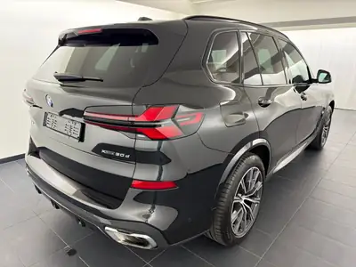 BMW X5 xDrive 48V 30d M Sport — SUV premium hybride diesel, première main — rear view