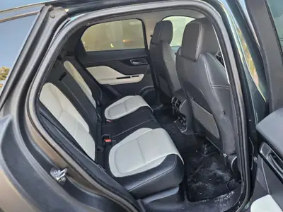 Jaguar F-Pace 2.0d R-Sport AWD — SUV premium diesel, 81'000 km, sans sinistre — cruscotto