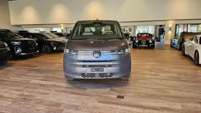VW T7 Multivan 1.5 eHybrid Style 4Motion — Minibus hybride rechargeable, 7 places, quasi neuf — rear view