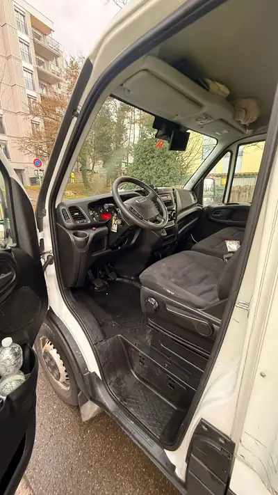 IVECO Daily 35 S 17 — Utilitaire robuste diesel, 88'000 km, télécommande de benne — côté