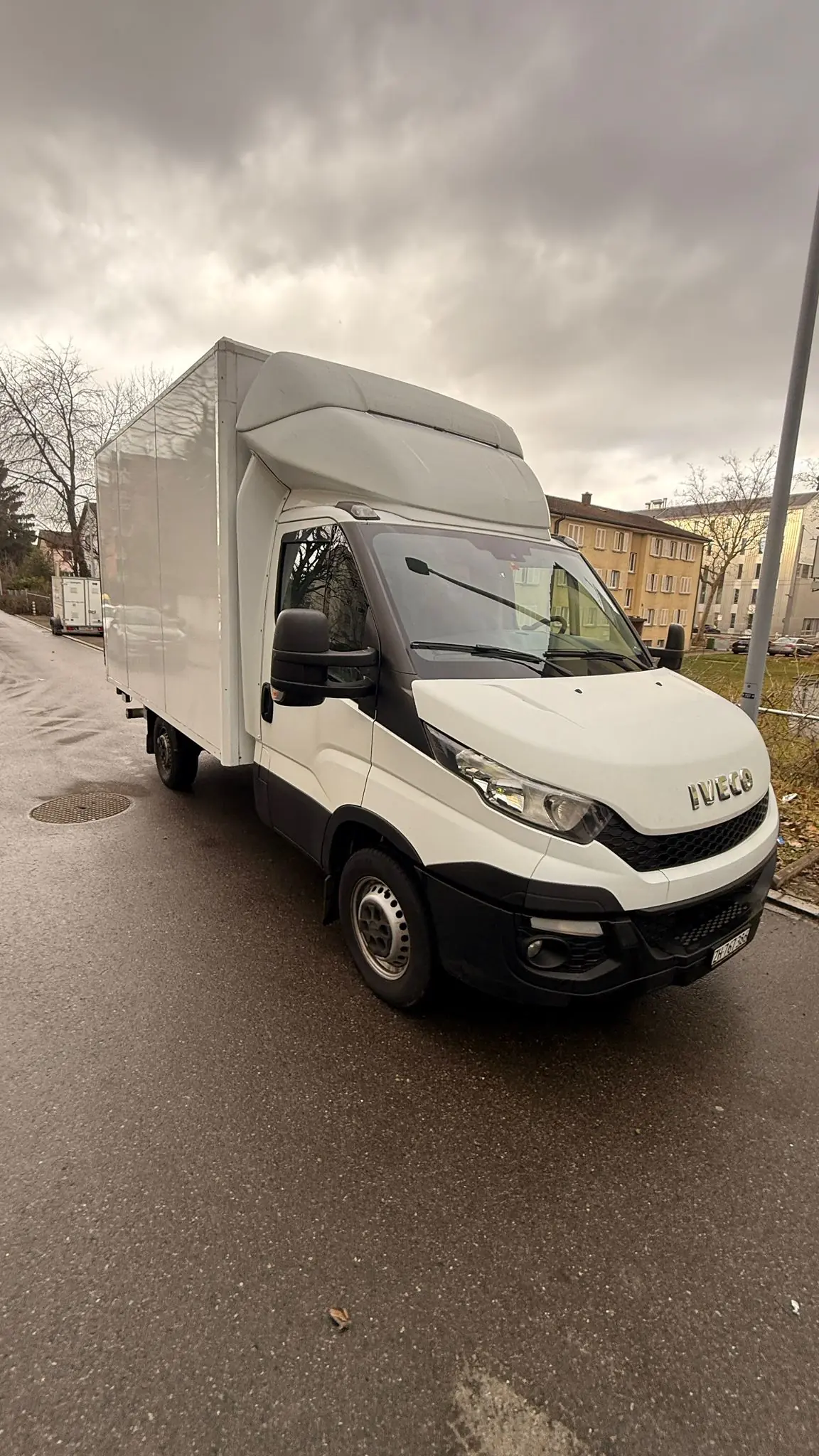 IVECO Daily 35 S 17 — Utilitaire robuste diesel, 88'000 km, télécommande de benne — vue extérieure
