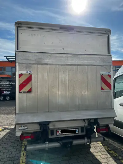 IVECO Daily 35 S 17 — Utilitaire robuste diesel, 88'000 km, télécommande de benne — tableau de bord