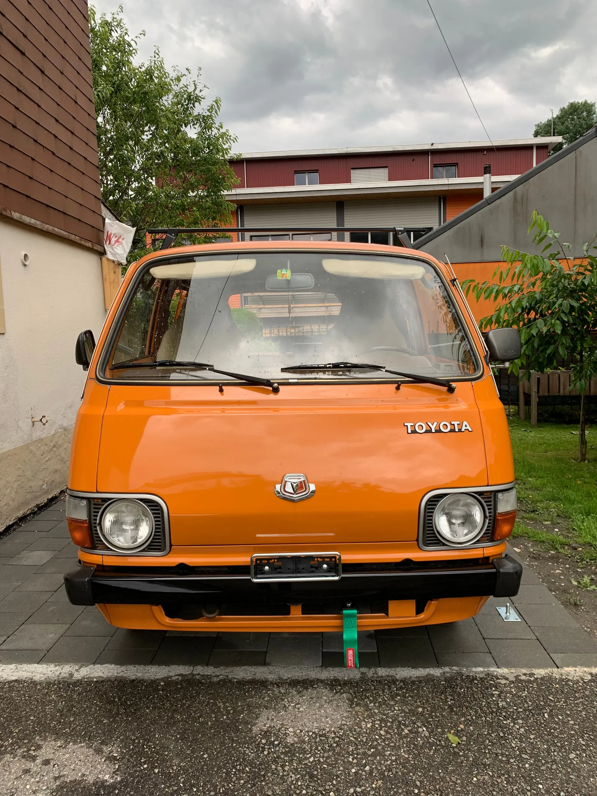Toyota HI-ACE RH20 — Légendaire Oldtimer Camper 1981, 75'000 km seulement — vue extérieure