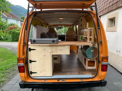 Toyota HI-ACE RH20 — Légendaire Oldtimer Camper 1981, 75'000 km seulement — intérieur